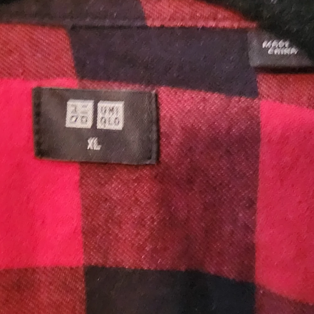 Uniqlo Lumberjack Red and Black Flannel Button-down Shirt - Picture 4 of 5